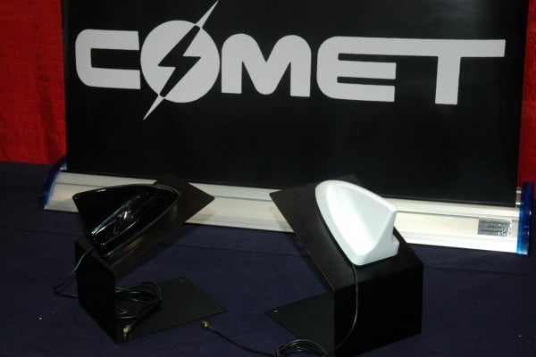 Comet dual-band shark fin antenna